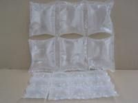 Un grupo de bolsas de plástico transparente colocadas encima de una mesa.