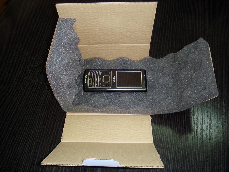 Un teléfono celular está dentro de una caja de cartón.