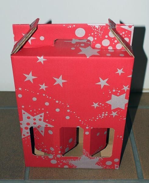 Una caja de cartón roja con estrellas plateadas.