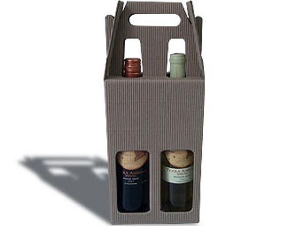 Dos botellas de vino están en una caja de cartón con asa.