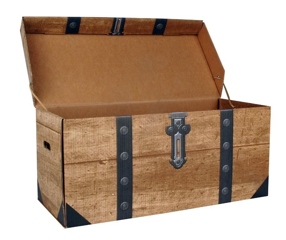 Un baúl de madera con la tapa abierta sobre un fondo blanco.