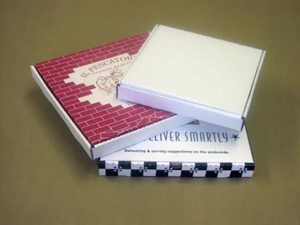 Dos cajas de pizza están apiladas una encima de otra y una dice Cliver inteligentemente.