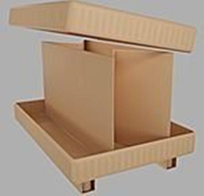 Una caja de cartón con la tapa abierta sobre un fondo gris