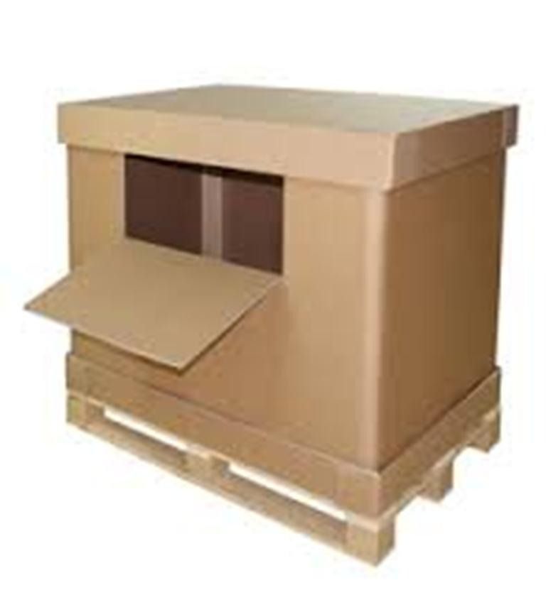 Una caja de cartón está encima de un palé de madera.