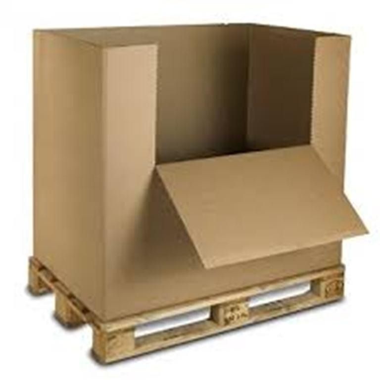 Una caja de cartón está encima de un palé de madera.