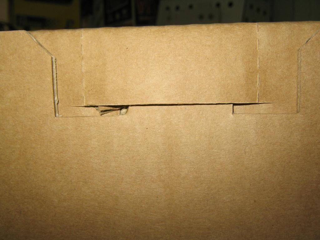 Una caja de cartón marrón con un agujero