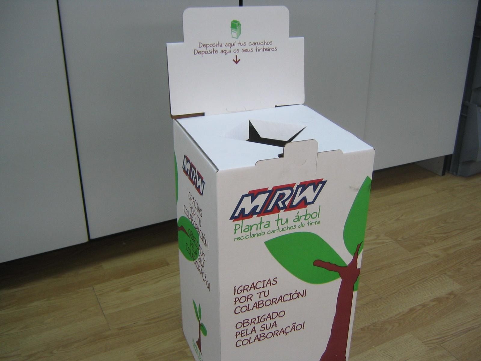 Una caja de cartón con la palabra mrw en ella