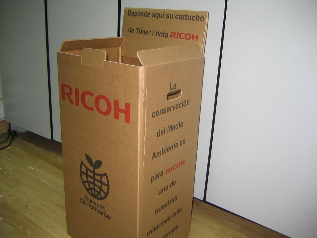 Una caja de cartón con la palabra Ricoh escrita en ella.