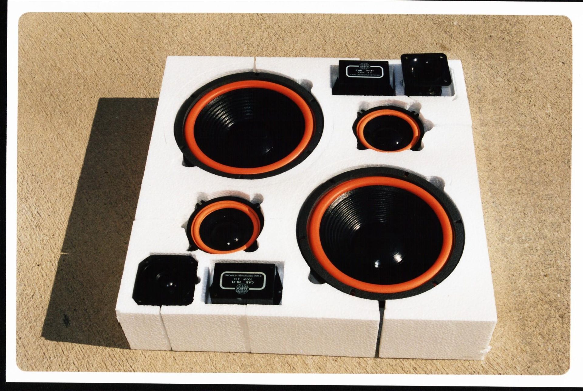 Una caja de altavoces con el logotipo de GP.