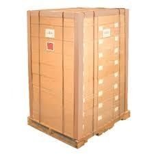 Una gran caja de cartón se encuentra encima de una paleta de madera.