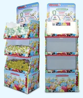 Un expositor de cartón con un montón de dulces encima.