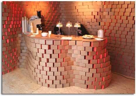 Una barra de cartón con una pared de ladrillos detrás.