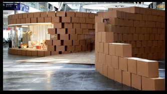 Una pared de ladrillos hecha de cajas de cartón