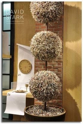 Un reloj en una pared con el número 21.