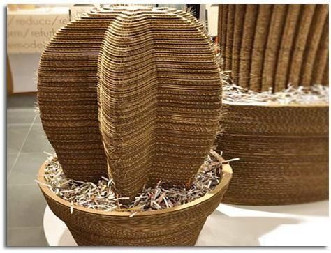 Un cactus de cartón en una maceta con papel triturado.
