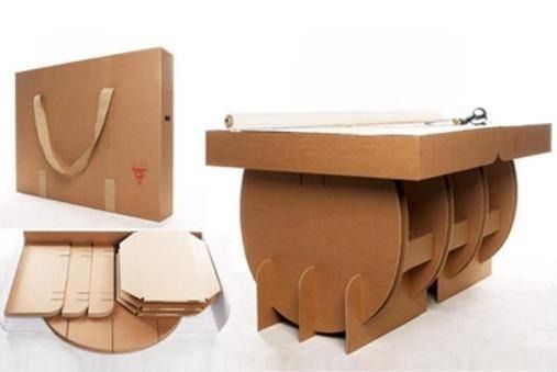 Una caja de cartón con asa y una mesa de cartón