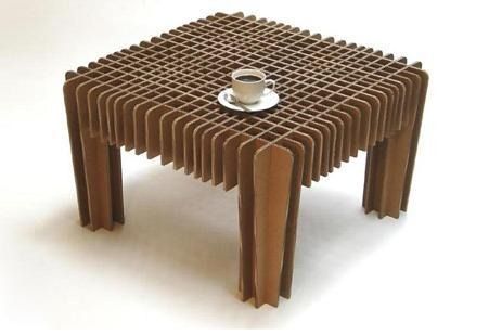 Una mesa de cartón con una taza de café encima.