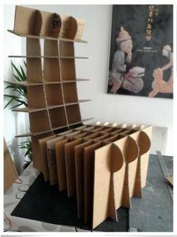 Un estante de cartón con el número 51.