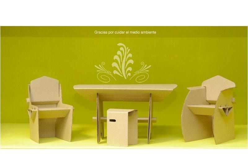Una mesa y sillas hechas de cartón sobre un fondo amarillo.