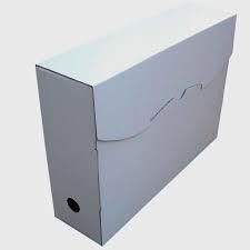 Una caja de cartón blanca con asa sobre un fondo blanco.