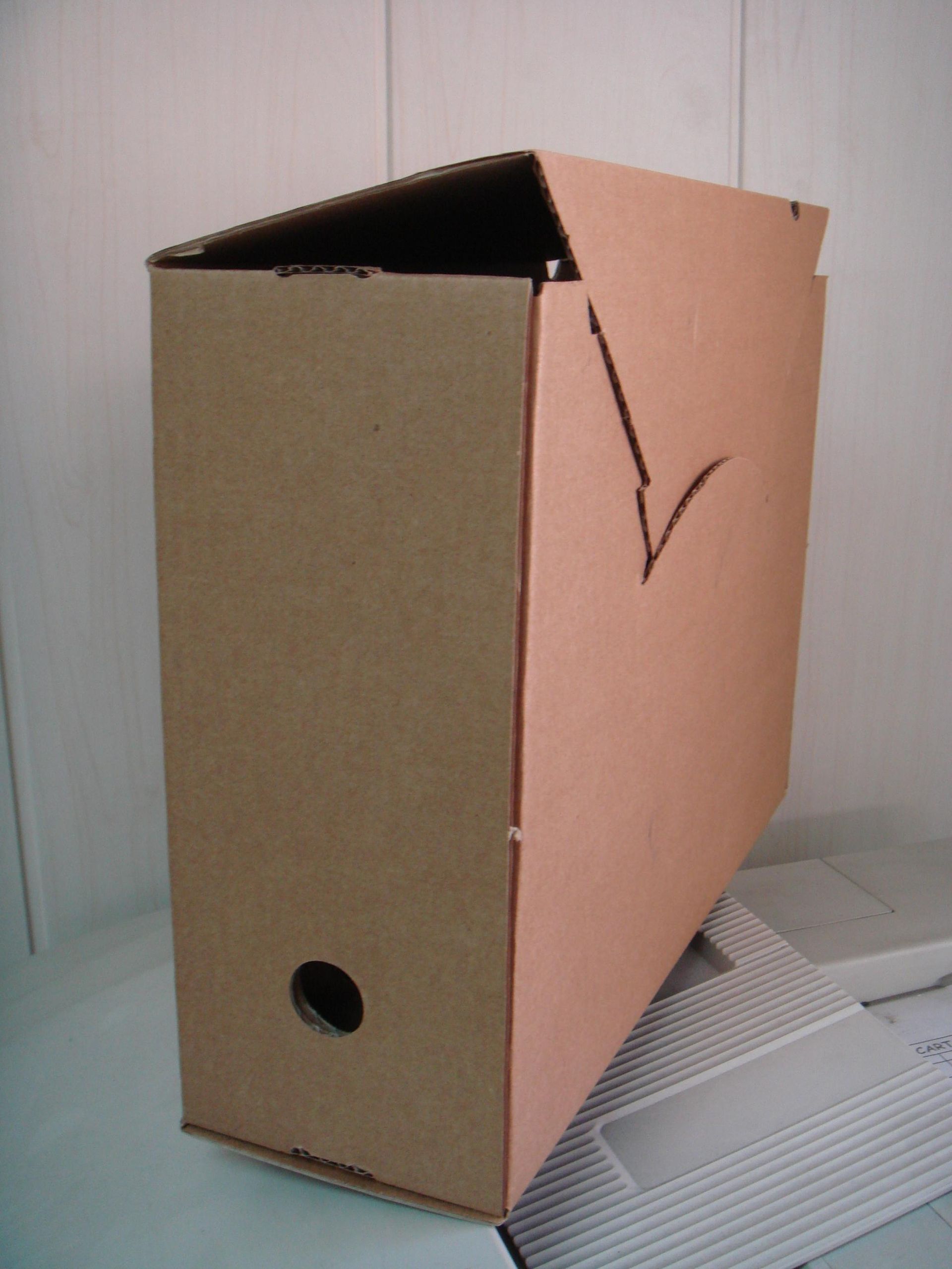 Una caja de cartón con un agujero en el medio