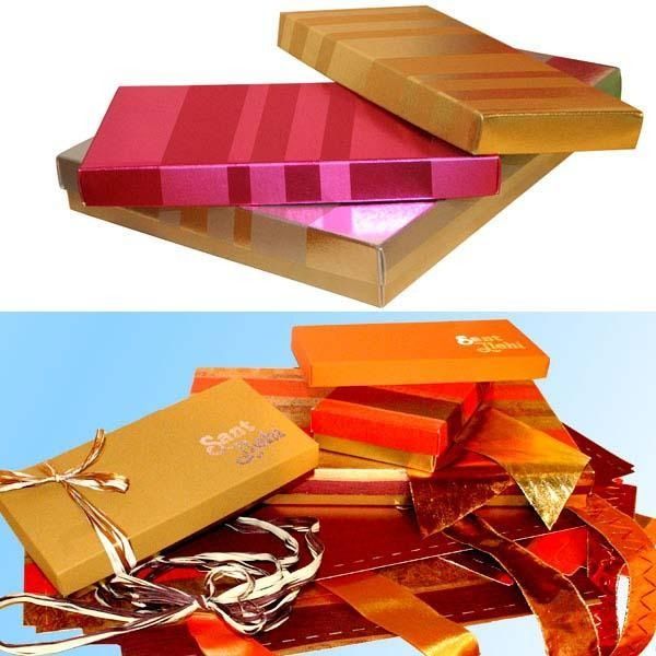 Una pila de cajas con una que dice 'zest' en ella