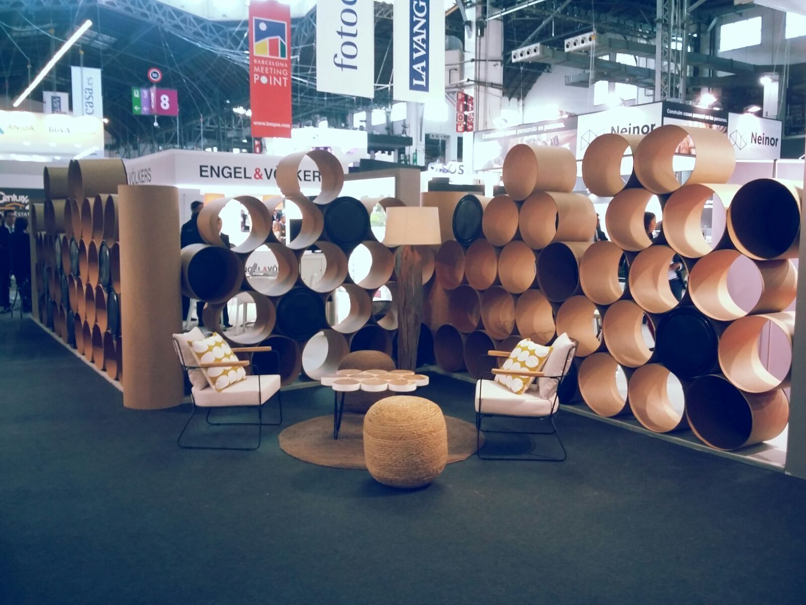 Una habitación con tubos de cartón apilados uno encima del otro