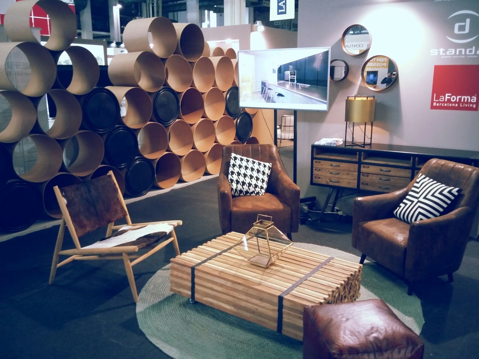 Una habitación con muebles y un cartel que dice la ferme