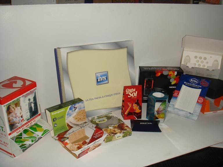 Una variedad de cajas sobre una mesa, incluida una que dice