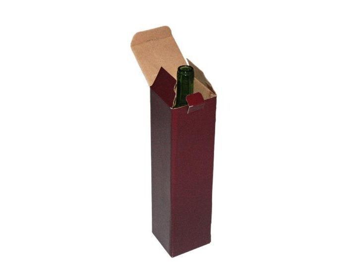Una botella de vino está en una caja de cartón