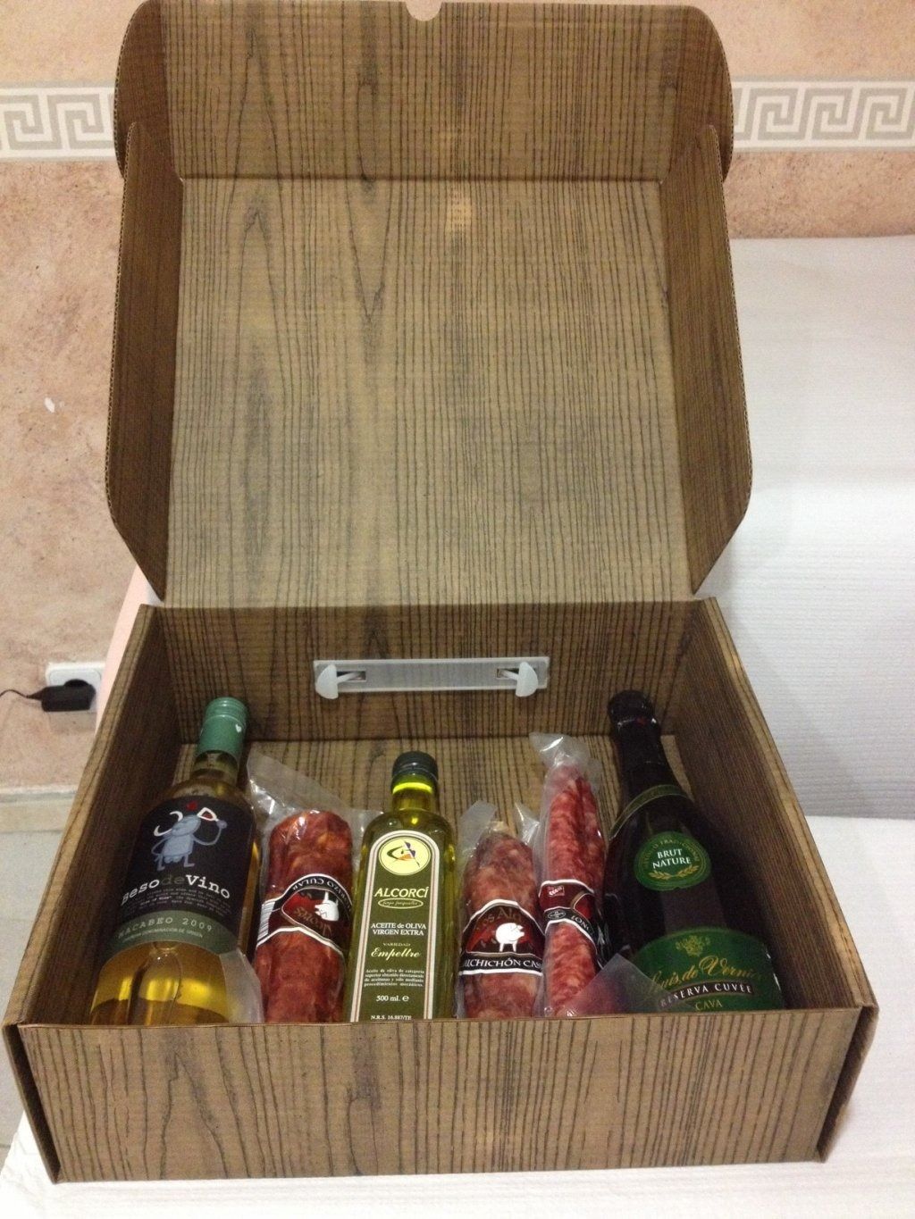 Una caja de madera llena de botellas de vino y salchichas