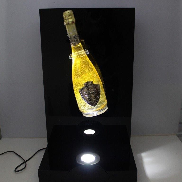 Una botella de champán con un escudo en ella