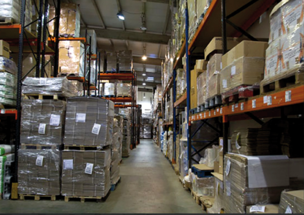 Un almacén lleno de muchas cajas y estantes.
