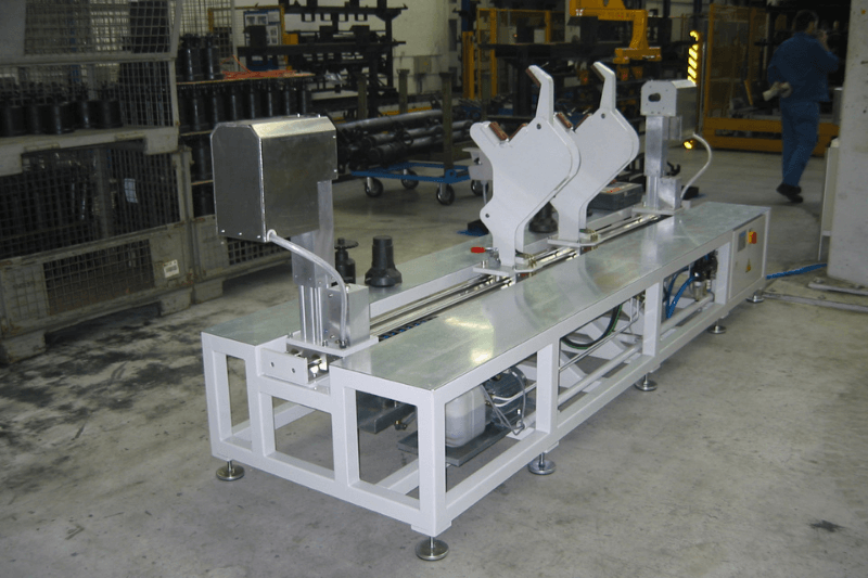 Eine Maschine steht auf einem Tisch in einer Fabrik