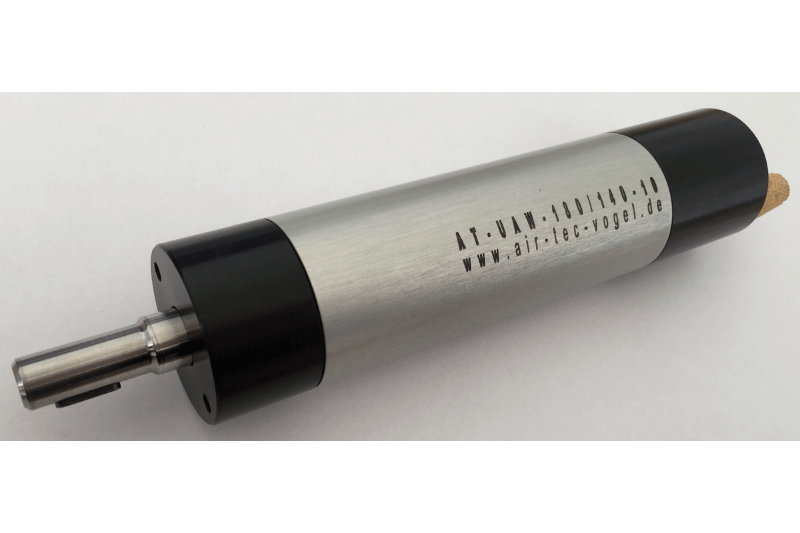 Ein kleiner Metallzylinder mit einer schwarzen Kappe liegt auf einer weißen Oberfläche.