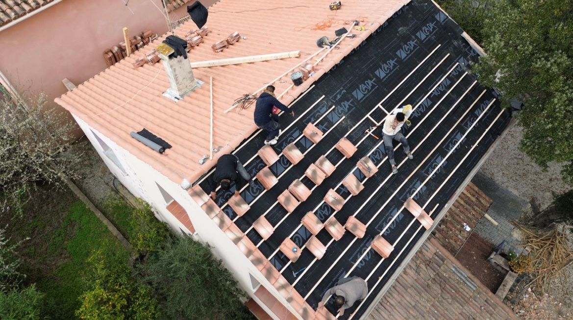 Toiture en tuiles en pleine rénovation