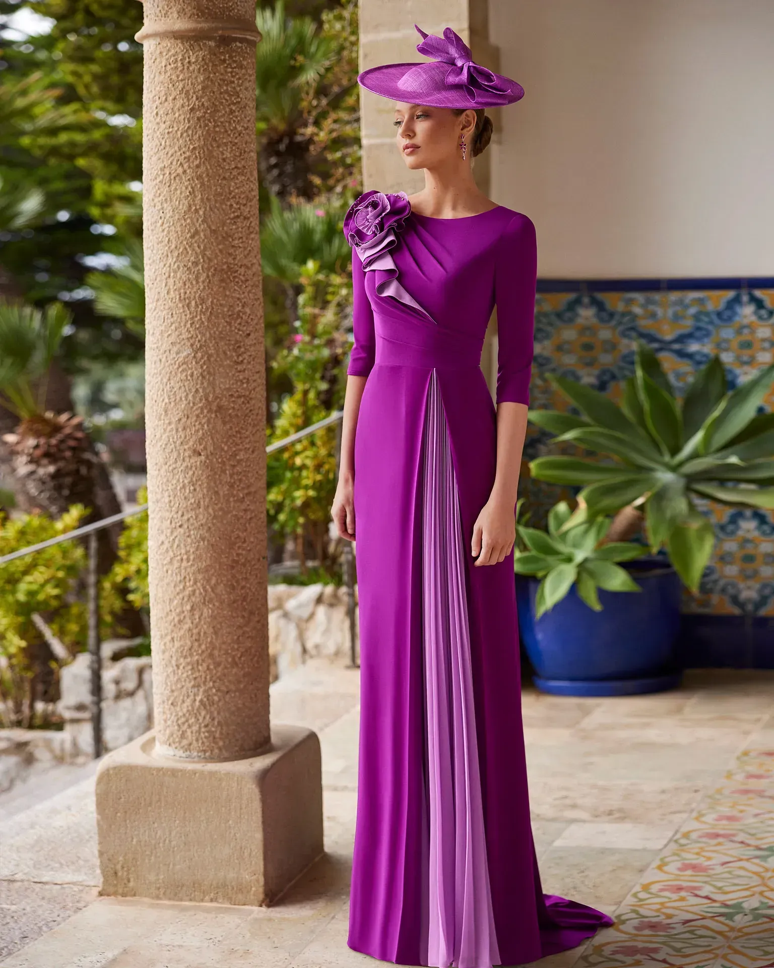 Una mujer lleva un vestido morado y un sombrero morado.