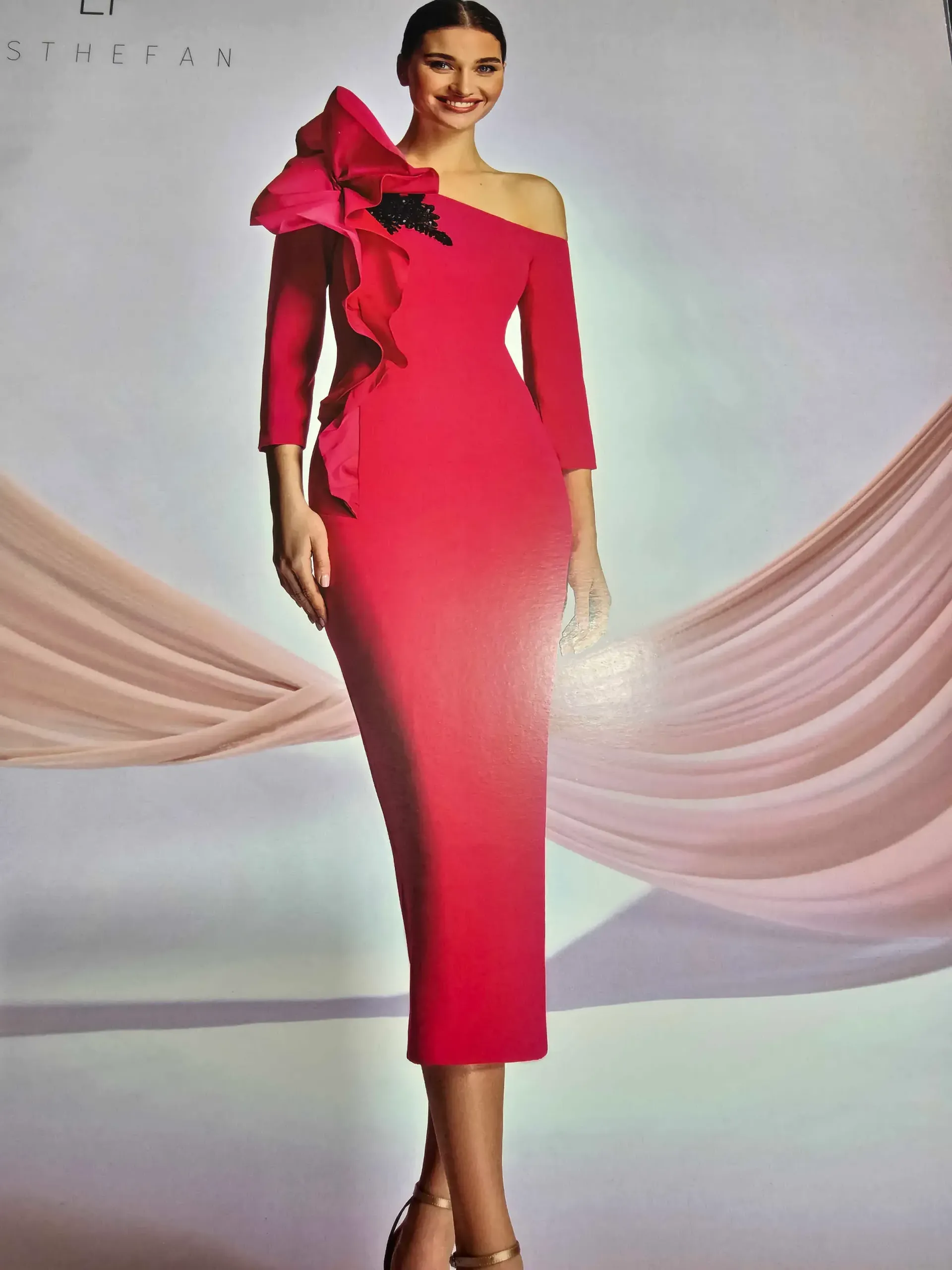 Una mujer con un vestido rojo y una flor en el hombro.