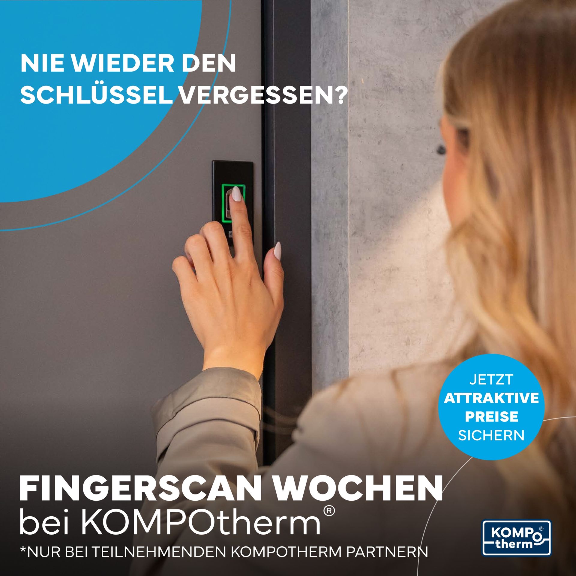 Eine Frau drückt mit ihrem Finger einen Knopf an einer Tür.
