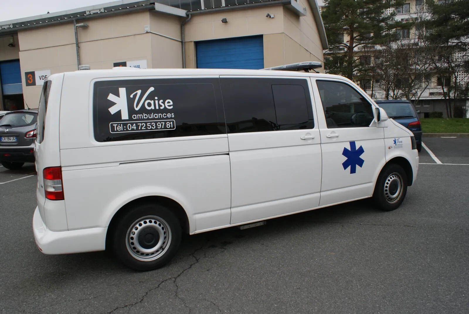 Côté de l'ambulance de l'entreprise Vaise Ambulances