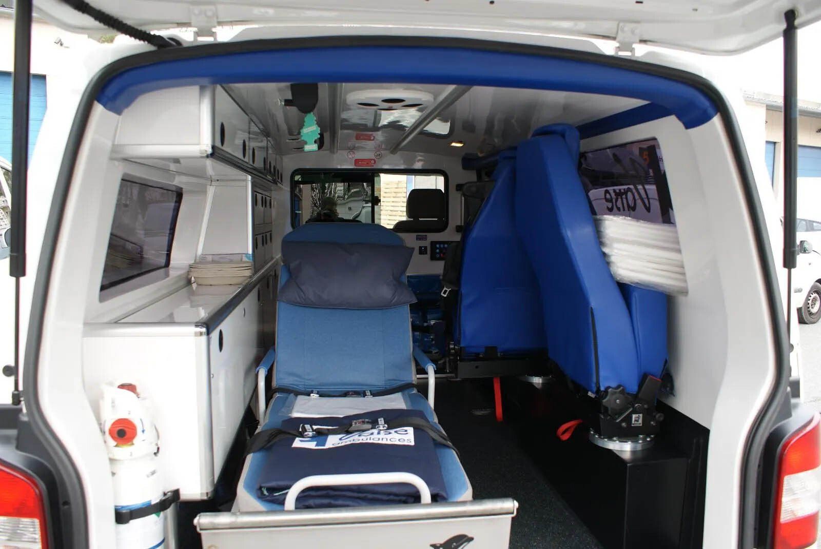 Ambulance de l'entreprise Vaise Ambulances avec un brancard hydraulique à l'intérieur