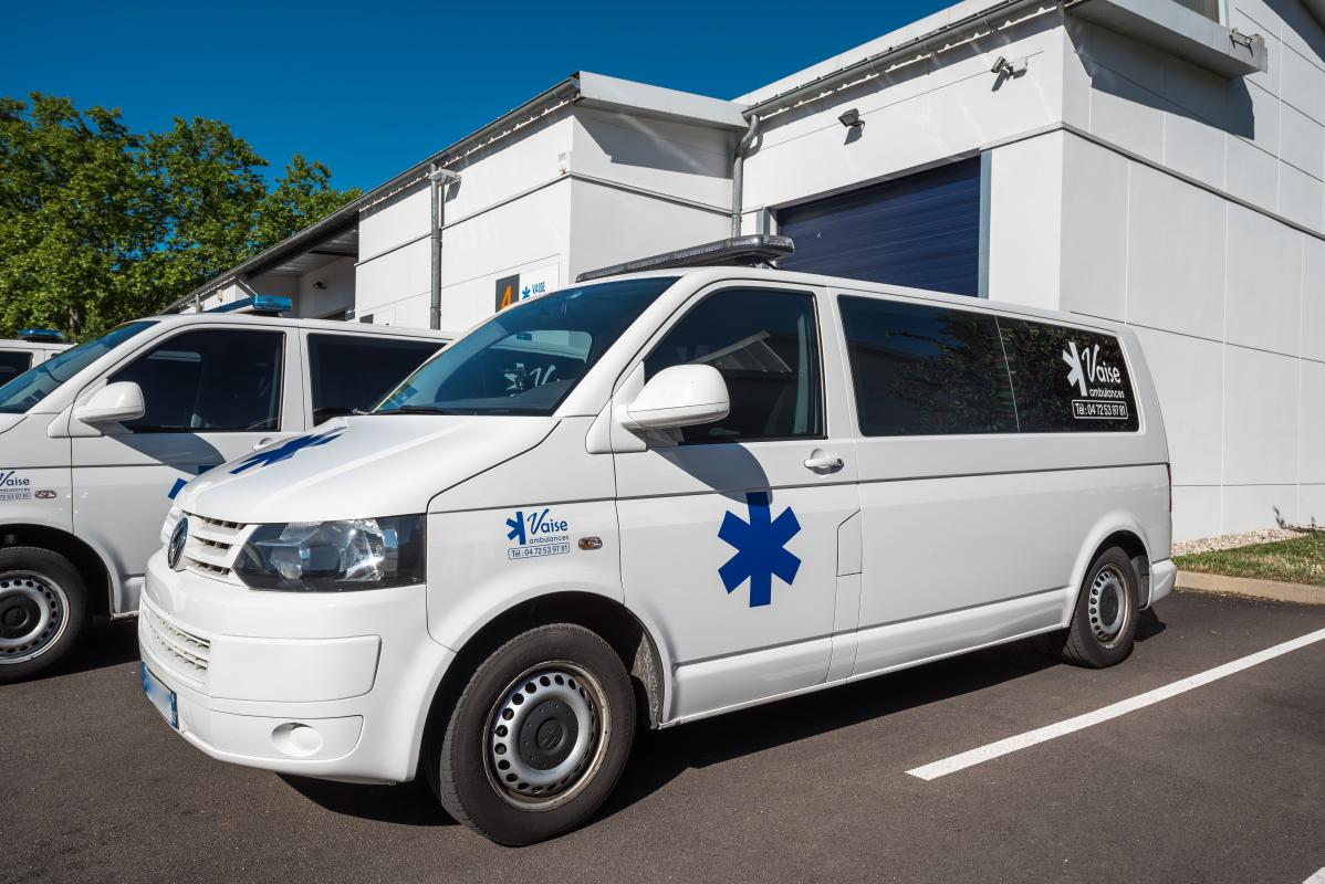 Véhicule de l'entreprise Vaise Ambulances garé à côté des autres ambulances