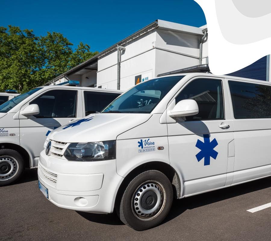 Ambulance de l'entreprise Vaise Ambulances garée à côté des autres ambulances