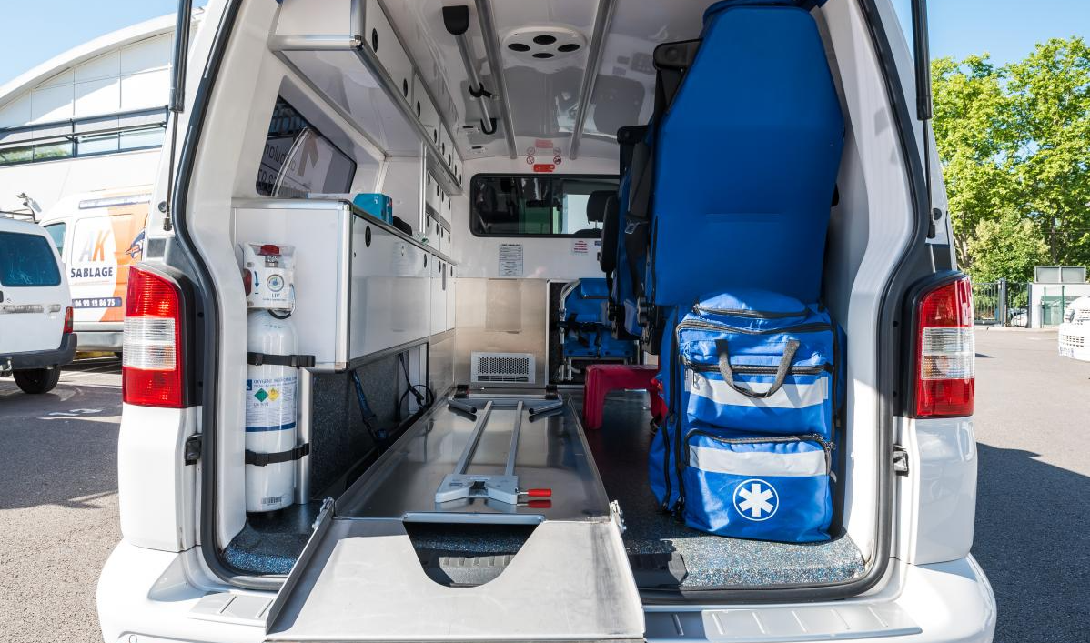 Arrière ouvert d'une ambulance de l'entreprise Vaise Ambulances