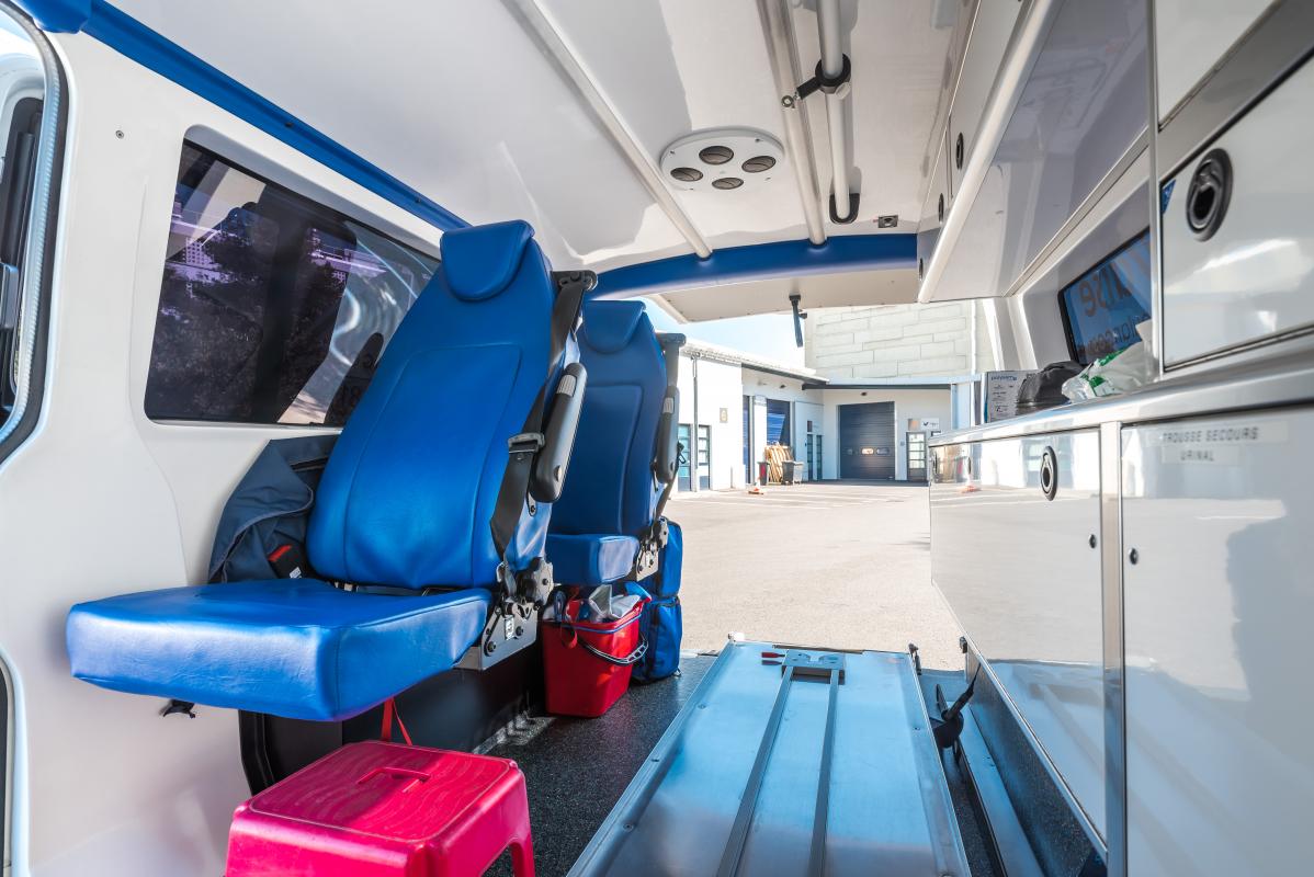 Deux sièges bleus de l'ambulance