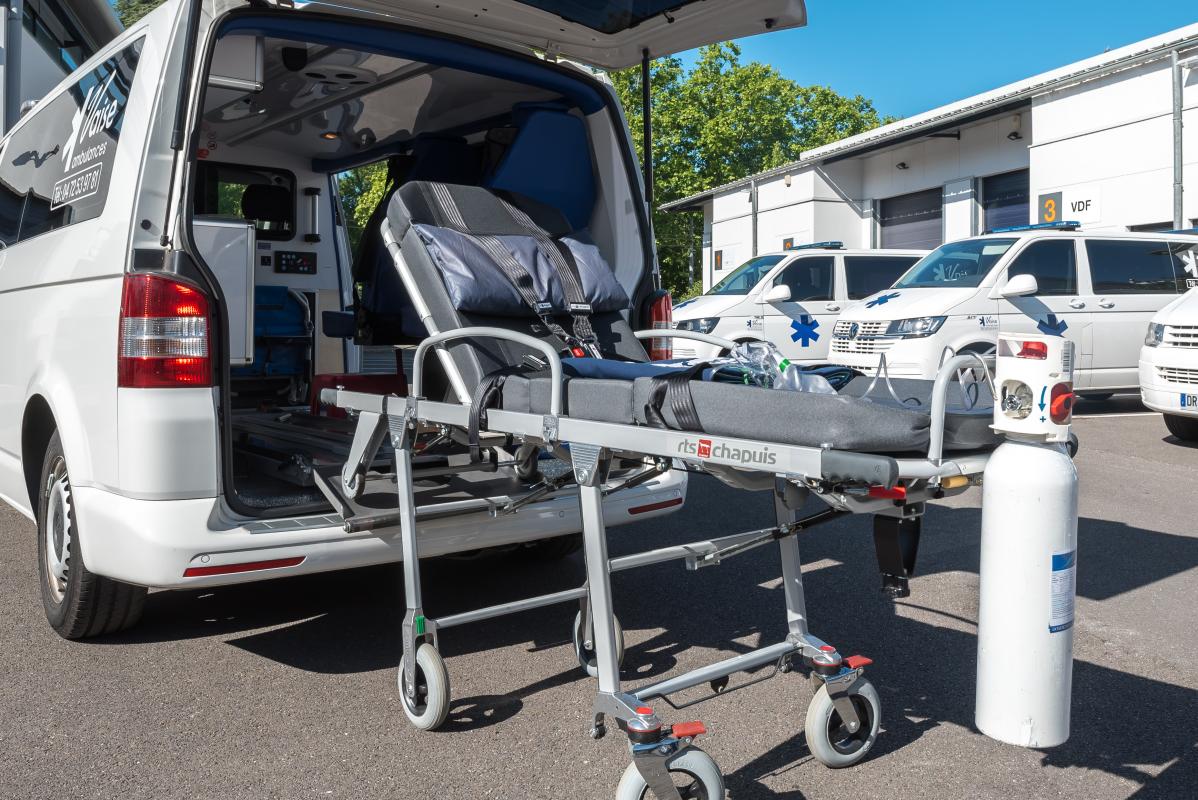 Brancard devant une ambulance de l'entreprise Vaise Ambulances