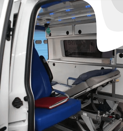 Carpette rouge sur un siège bleu à l'intérieur de l'ambulance