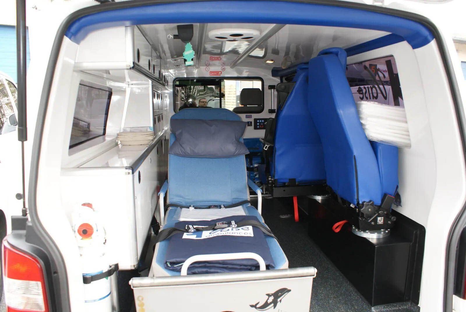 Ambulance avec un brancard hydraulique à l'intérieur lors d'une journée ensoleillée