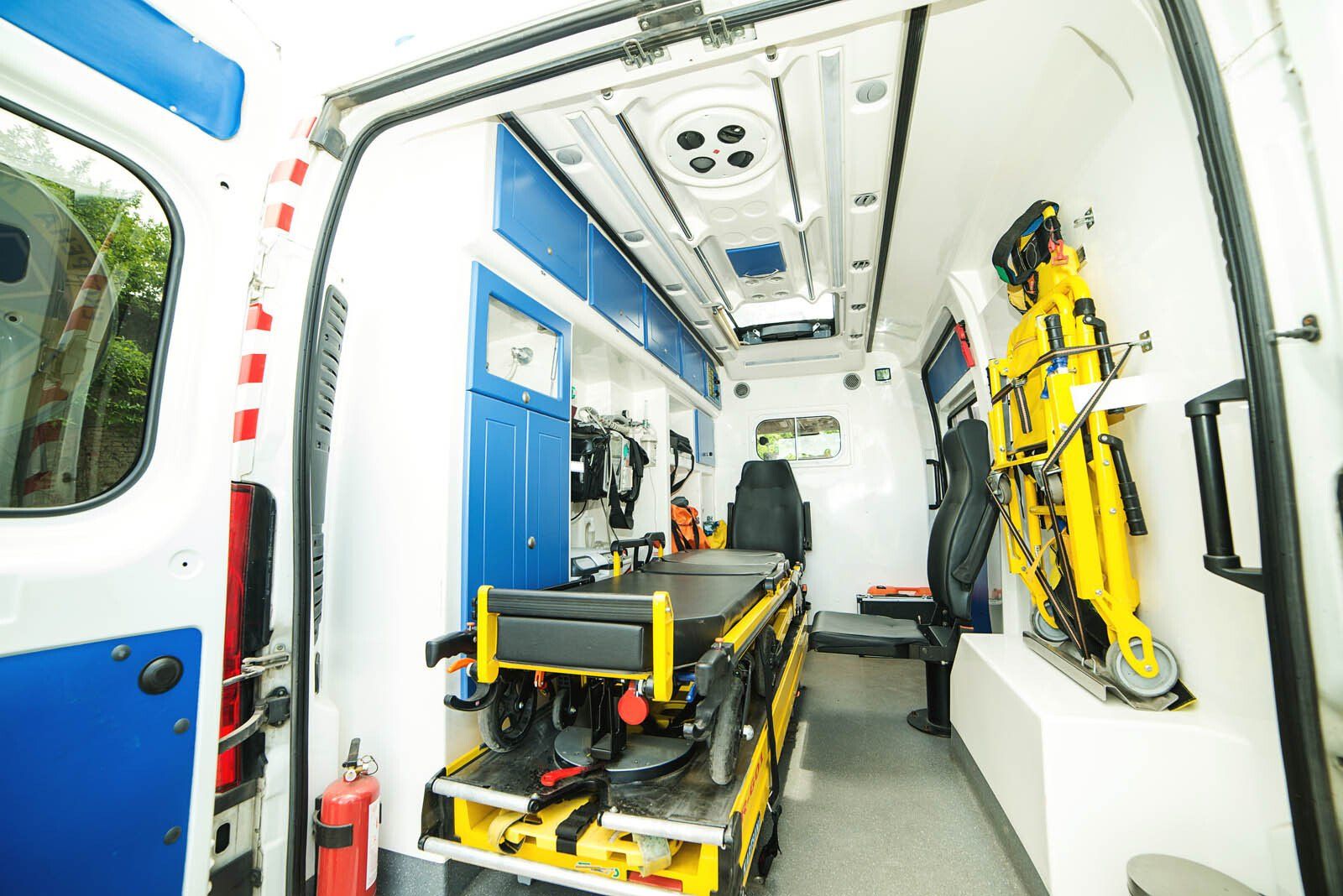 Intérieur d'une ambulance bien équipée