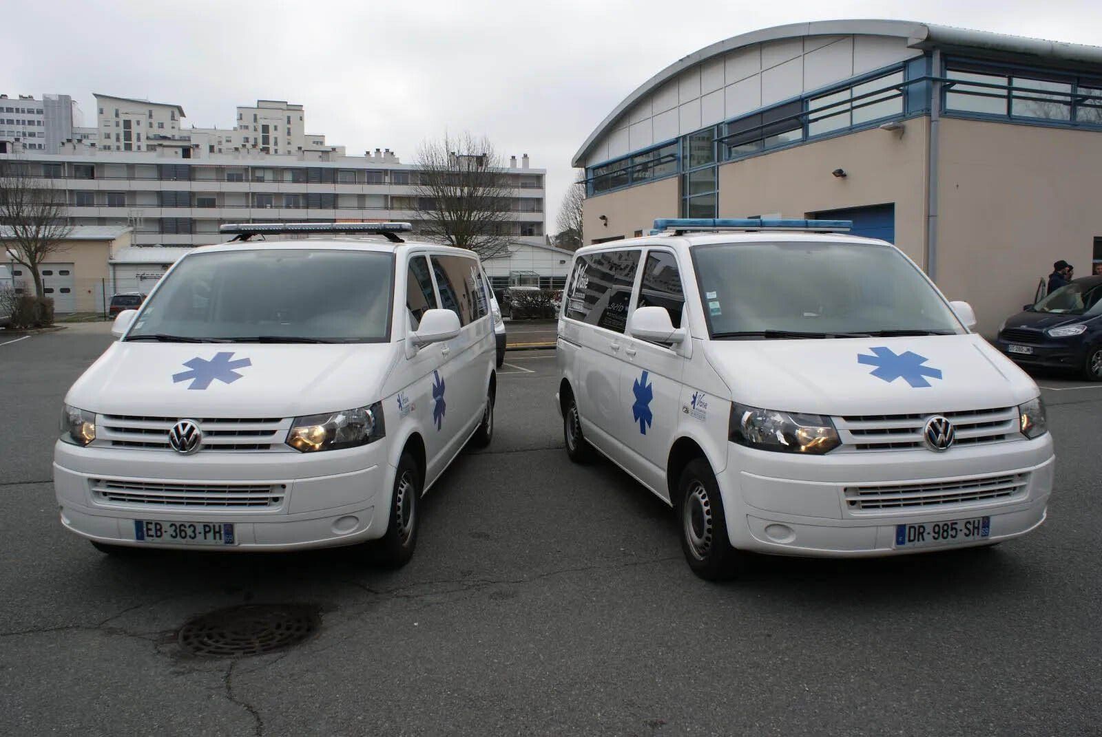 Avant des deux ambulances de l'entreprise Vaise Ambulances